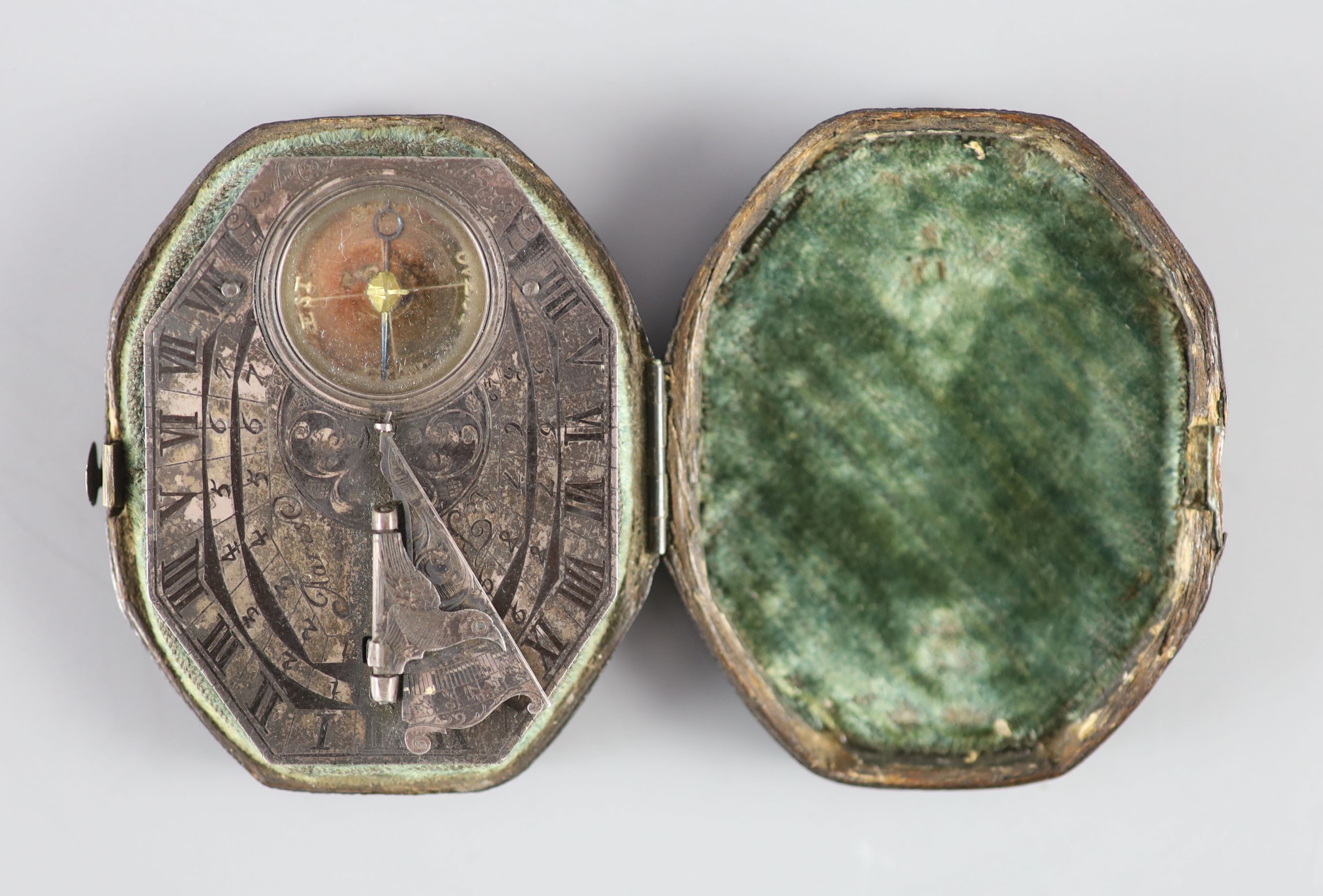 A cased French silver Butterfield-type pocket sundial / compass (scale) early 18th century 6 x 5cm